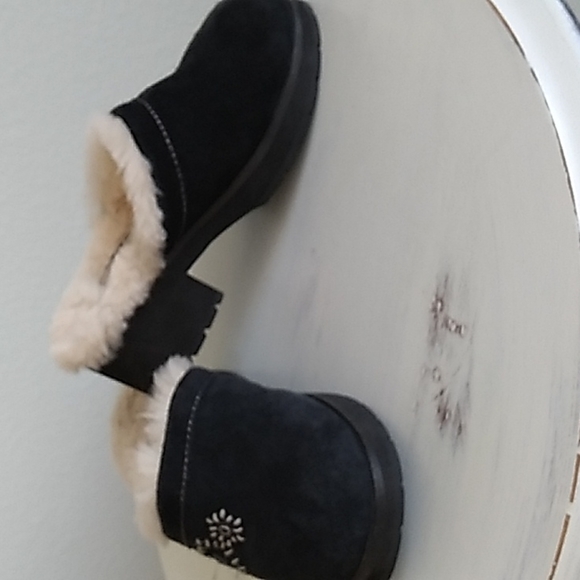 UGG Black  Sheepskin Lined Clogs Girls Youth 5237 - Picture 2 of 16